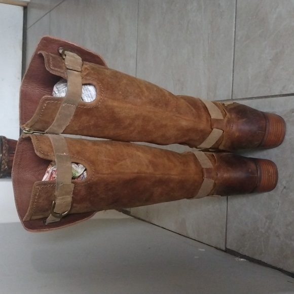 UGG Distressed Boots - Picture 3 of 16